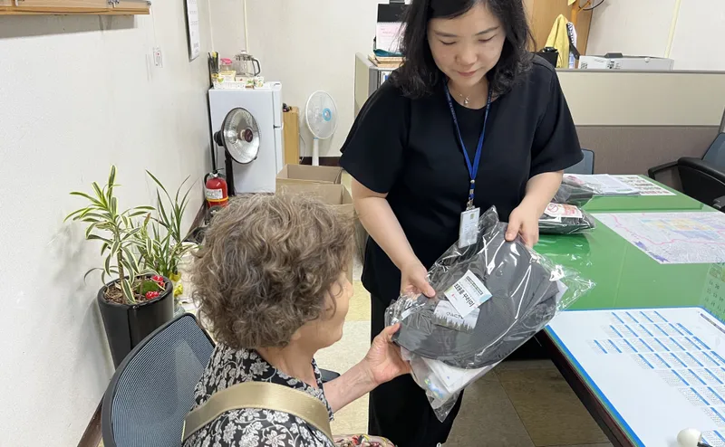 사진설명 = 광주광역시, 차양모자‧형광토시 등 보호용품 꾸러미 전달