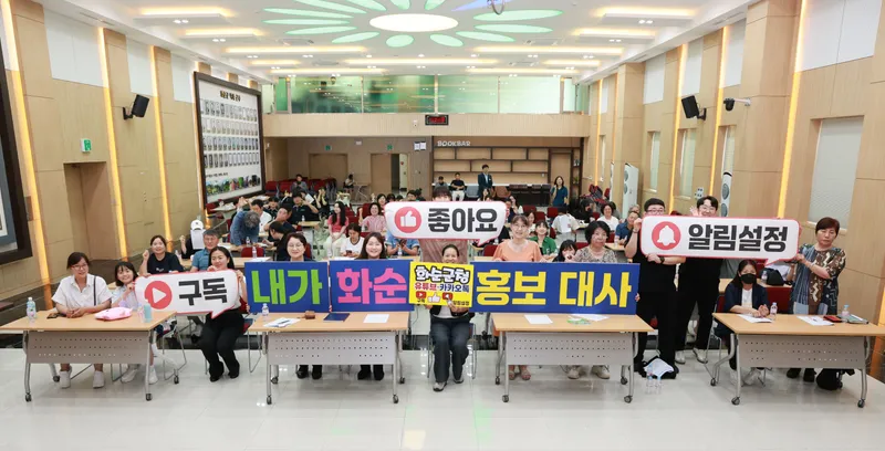 사진설명 = 군민과 함께하는 유튜브 쇼츠 교육 기념사진(가운데 박다원 대표)