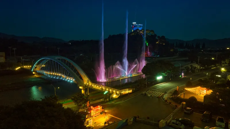 사진설명 = 꽃강길 음악분수 모습