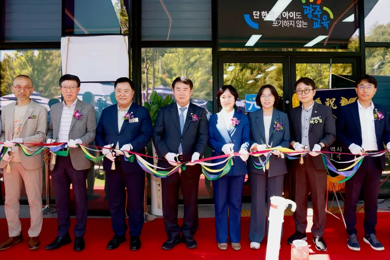 사진설명 = 이정선 광주시교육감(왼쪽부터 4번째)가 30일 하남 3지구에 위치한 광산교육지원센터의 개소식에서 시의원, 광산구의회 의장 등 내빈과 함께 테이프 커팅을 하고 있고 있다. / 광주광역시교육청 제공