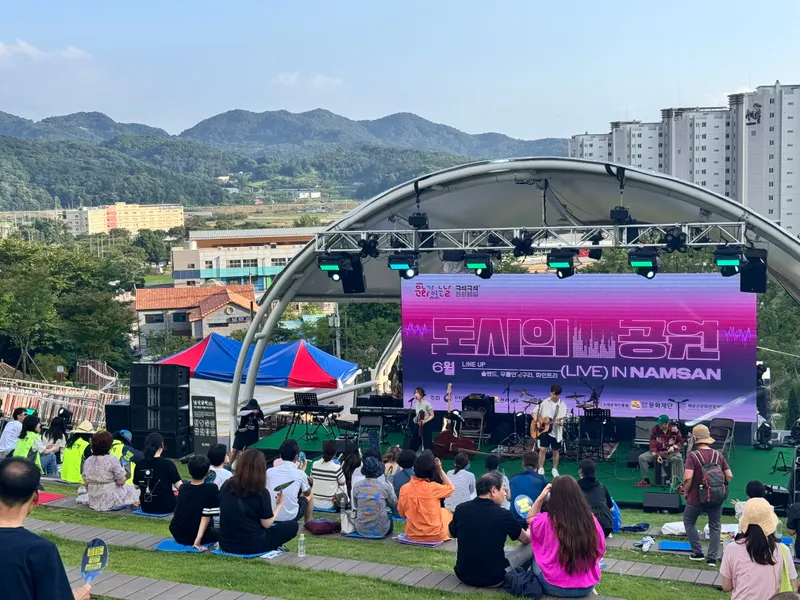 사진설명 = 2025 화순 남산공원 로컬힙 프로젝트 남산문화점령 part2, '하루, 남산' 구석구석 문화배달 공연하는 모습