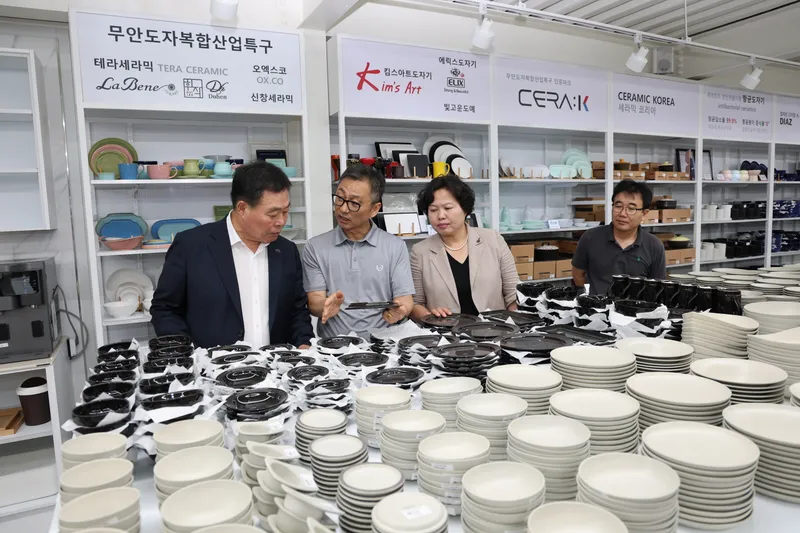 사진설명 = 네오세라믹 2공장 도자상품 설명을 듣는 모습