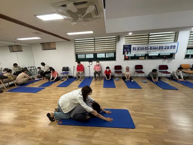 사진설명 = 장애인들이 프로그램에 참여해 운동하는 모습