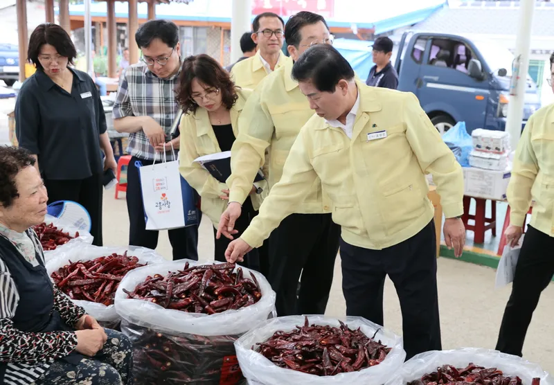 사진설명 = 공영민 고흥군수, 동강전통시장에서 물가안정 캠페인 펼쳐