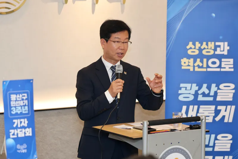 사진설명 = 박병규 광산구청장이 3일 민생경제 회복의 의미로 우산동의 골목식당(백미옥)에서 민선 8기 3주년 기자간담회를 열고 구정 성과와 향후 계획을 밝혔다.
